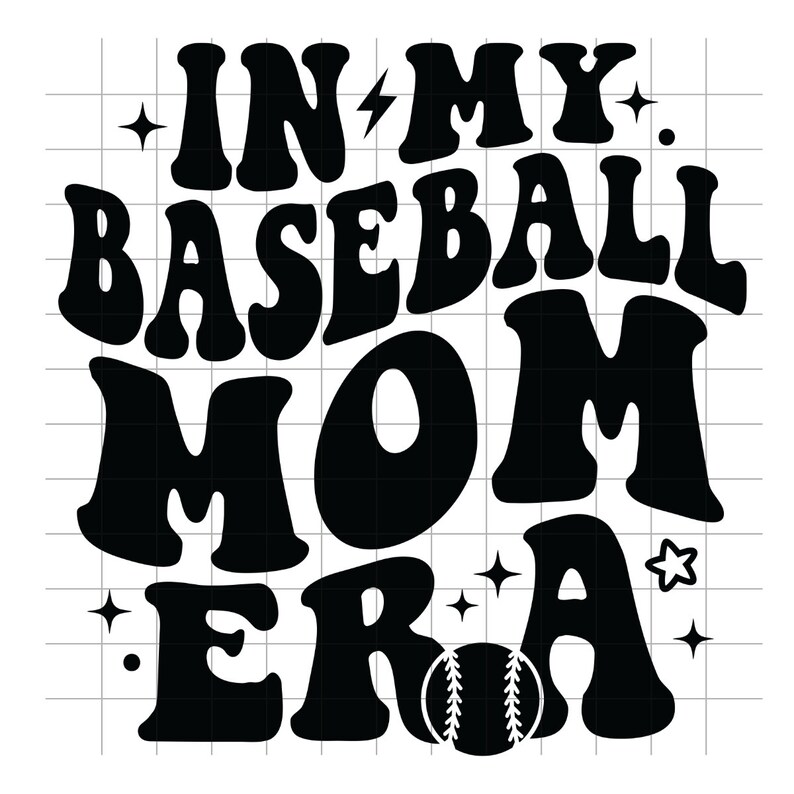 Op de afbeelding: Zwart-wit grafisch ontwerp met de tekst "In My Baseball Mom Era" en een honkbal in het midden.