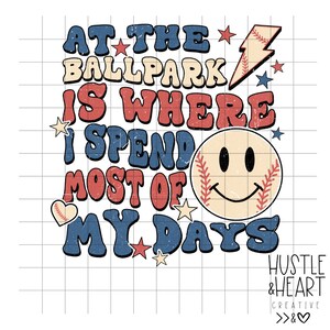 Op de afbeelding: Een retro-grafisch ontwerp met de tekst "At the ballpark is where I spend most of my days."  Een glimlachende honkbal met rode naden is te zien in het ontwerp. De tekst is in rood, blauw en wit met een verweerde look. De achtergrond is een wit raster.