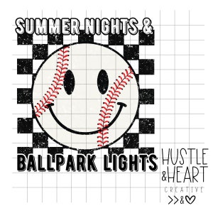 Op de afbeelding: Een zwart-wit geruite achtergrond met een witte smiley-baseball-afbeelding. De tekst "SUMMER NIGHTS & BALLPARK LIGHTS" staat bovenaan de afbeelding. De tekst "HUSTLE & HEART CREATIVE >>&♡" staat onderaan de afbeelding.