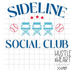 Op de afbeelding: Een blauw en rood grafisch ontwerp met de tekst "Sideline Social Club" en drie blauwe regisseursstoelen. De grafiek bevat ook twee rode honkbalballen met witte naden en drie rode sterren.