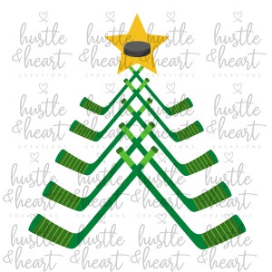 Op de afbeelding: Een groene en witte hockey stick kerstboom met een gele ster bovenop en een zwarte hockey puck. De tekst "hustle & heart" wordt herhaald rond de boom.
