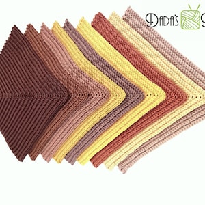 Könnte beinhalten: Satz von acht gehäkelten Topflappen in verschiedenen Brauntönen, Gelb- und Beigetönen. Die Topflappen sind fächerförmig angeordnet, wobei der dunkelbraune Topflappen unten und der hellste beige Topflappen oben liegt. Jeder Topflappen hat eine Schlaufe zum Aufhängen.