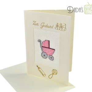 Crema de tarjeta de nacimiento bordada con cochecito rosa