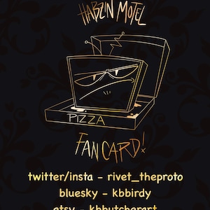 Op de afbeelding: Een goudkleurige fan card met de tekst "HABZIN MOTEL" en een cartoon pizzadoos ontwerp. De kaart bevat social media handles: twitter/insta - rivet_theproto, bluesky - kbbirdy en etsy - kbbutcherart.