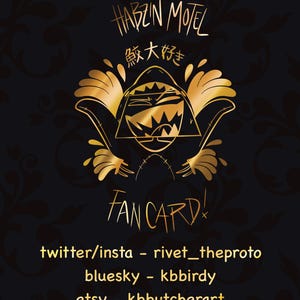 Pode incluir: Um cart&atilde;o de f&atilde; retangular preto com gr&aacute;ficos e texto na cor dourada met&aacute;lica. O design inclui o texto HAZBIN MOTEL, caracteres japoneses, um personagem de tubar&atilde;o estilizado e o texto FAN CARD! com as redes sociais listadas abaixo.