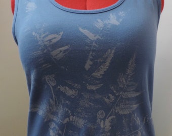 Camiseta sin mangas azul medio con estampado botánico, grande, "Pale Ferns"