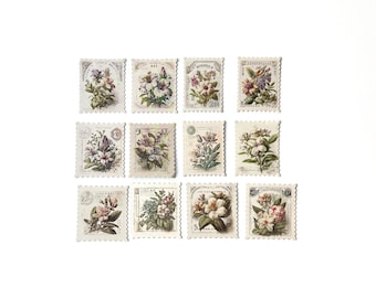 Könnte beinhalten: Zwölf Briefmarken im Vintage-Stil mit floralen Illustrationen. Jede Marke zeigt ein anderes Blumenmotiv mit filigranen Details und einem verblassten, antiken Look. Die Marken sind in einem Raster auf weißem Hintergrund angeordnet.