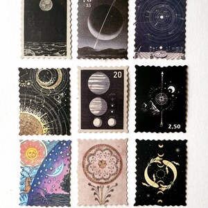 Puede incluir: Nueve sellos postales de estilo vintage con ilustraciones celestes y astronómicas. Los sellos presentan imágenes de la luna, estrellas, planetas y constelaciones. Los sellos están impresos sobre un fondo blanco con ilustraciones en blanco y negro.