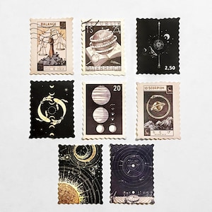 Puede incluir: Conjunto de ocho sellos postales en blanco y negro de estilo vintage con ilustraciones de cuerpos celestes, constelaciones y símbolos astrológicos. Los sellos incluyen texto en alemán e inglés, como "Balance", "Republik", "Osterreich", "20", "10 Scorpion" y "2,50".