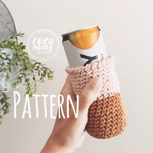 Op de afbeelding: Een gehaakte blikjeshoes in roze en bruin met de tekst "PATTERN" in wit.