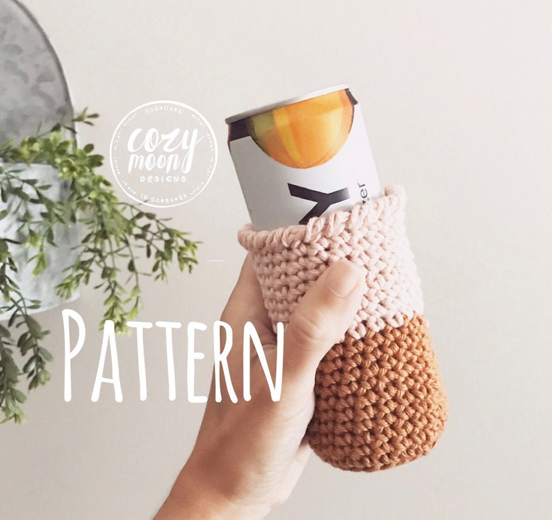 Op de afbeelding: Een gehaakte blikjeshoes in roze en bruin met de tekst "PATTERN" in wit.
