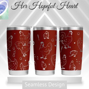 Könnte beinhalten: Drei Edelstahlbecher mit rotem Hintergrund und weißem Hühnermuster. Die Becher tragen den Text "Her Hopeful Heart" und "Seamless Design". Das Design umfasst Hühner, Eier und Herzen.