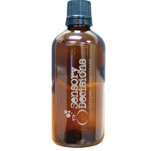 Peut inclure: Une bouteille en verre marron avec un bouchon noir. La bouteille porte l'inscription "Sensory Decisions" et "Unique Fragrances" en blanc. La bouteille est remplie d'un liquide.