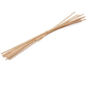 Könnte beinhalten: Ein Bündel aus natürlichen braunen Holzstäbchen, oben zusammengebunden.