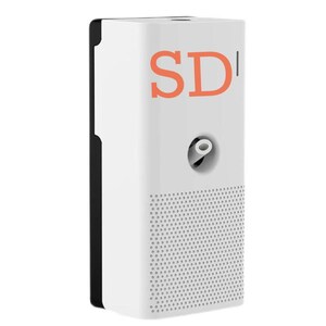 Puede incluir: Un dispositivo rectangular blanco con un panel lateral negro. El dispositivo tiene una sección inferior perforada y una pequeña boquilla. Las letras "SD" están impresas en naranja en la parte delantera.