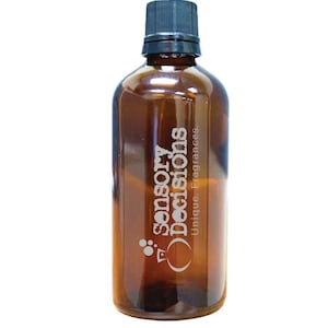 Op de afbeelding: Een bruine glazen fles met een zwarte dop. Op de fles staat de tekst "Sensory Decisions" en "Unique Fragrances". De fles is gevuld met een vloeistof.