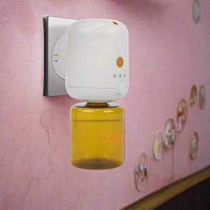 Può includere: Un diffusore elettrico bianco con una bottiglia trasparente color ambra attaccata. Il diffusore è rotondo ed è collegato a una presa a muro. La bottiglia ha un'etichetta con il testo "Insect Repellent".