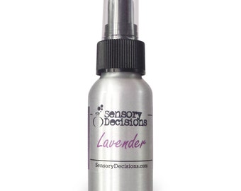 Può includere: Un flacone spray argentato con un tappo nero e un'etichetta bianca su cui è scritto "Sensory Decisions" e "Lavender". L'indirizzo del sito web "SensoryDecisions.com" è stampato sotto il nome del prodotto.