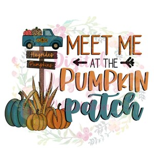 Peut inclure: Un camion bleu avec des citrouilles à l'arrière se dirige vers un panneau en bois qui indique "Hayrides Pumpkins". Le panneau pointe vers le texte "Meet Me At The Pumpkin Patch" avec des flèches de chaque côté.