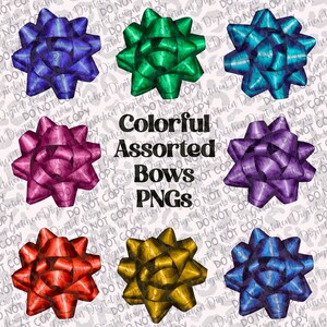 Puede incluir: Un conjunto de ocho lazos brillantes y coloridos en varios colores, incluyendo rojo, azul, verde, dorado y morado. Los lazos están dispuestos en un círculo con el texto "Colorful Assorted Bows PNGs" en el centro.