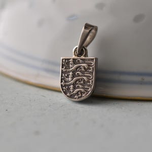 United Kingdom Coat of Arms Necklace. 1 Shilling, 1954-1970 | Handmade from a British Coin | Silver Colour Pendant | English | England image 8