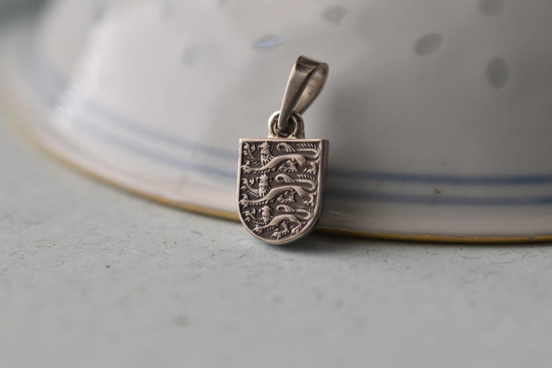 United Kingdom Coat of Arms Necklace. 1 Shilling, 1954-1970 | Handmade from a British Coin | Silver Colour Pendant | English | England image 8