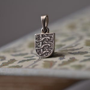 United Kingdom Coat of Arms Necklace. 1 Shilling, 1954-1970 | Handmade from a British Coin | Silver Colour Pendant | English | England image 3