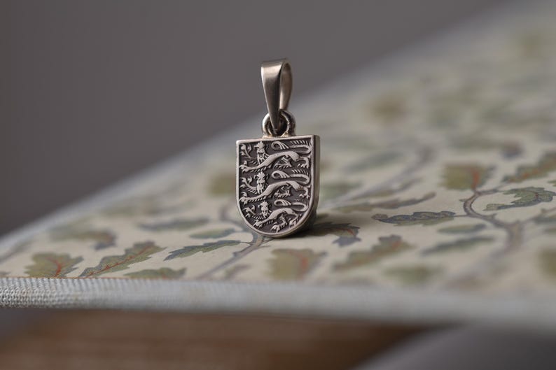United Kingdom Coat of Arms Necklace. 1 Shilling, 1954-1970 | Handmade from a British Coin | Silver Colour Pendant | English | England image 3