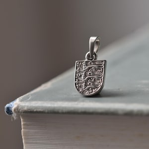Vereinigtes Königreich Wappen Halskette. 1 Shilling, 1954-1970 | Handgefertigt aus einer Britischen Münze | silberfarbene Anhänger | Deutsch | England