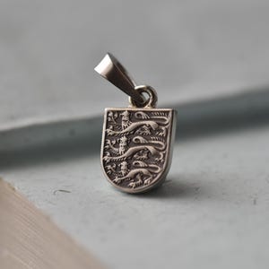 United Kingdom Coat of Arms Necklace. 1 Shilling, 1954-1970 | Handmade from a British Coin | Silver Colour Pendant | English | England image 1