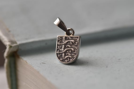 United Kingdom Coat of Arms Necklace. 1 Shilling, 1954-1970 | Handmade from a British Coin | Silver Colour Pendant | English | England