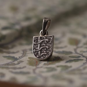 United Kingdom Coat of Arms Necklace. 1 Shilling, 1954-1970 | Handmade from a British Coin | Silver Colour Pendant | English | England image 4