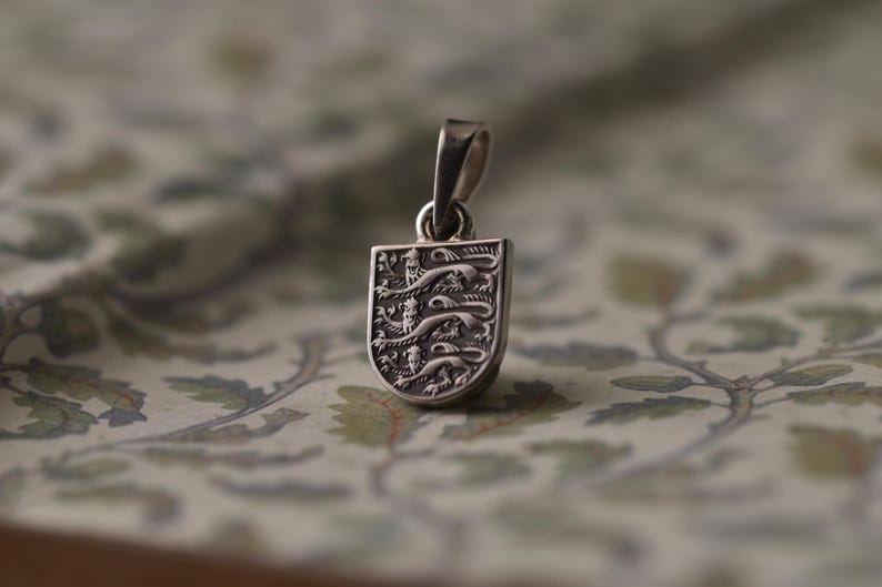 United Kingdom Coat of Arms Necklace. 1 Shilling, 1954-1970 | Handmade from a British Coin | Silver Colour Pendant | English | England image 4