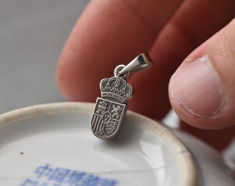 Spain Royal Cown Necklace. Handmade with a Vintage Spanish Coin | 5 Pesetas, 1982-1989 | Silver Colour | Eco Friendly | Recycled | Dainty