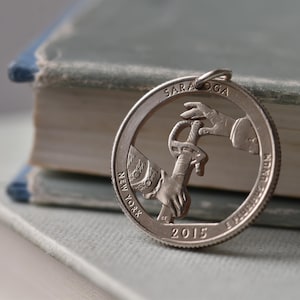 Colar de moedas cortadas dos Estados Unidos da América | Quarter, 2015 | Saratoga National Historical Park, Nova York | Feito à mão com moeda americana