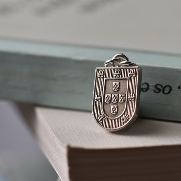 Portugal Coat of Arms Necklace. 200 Escudos, 1993 | Handmade with a Portuguese Coin | Eco Friendly | Silver Colour | Recycled | Lusitania