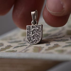 United Kingdom Coat of Arms Necklace. 1 Shilling, 1954-1970 | Handmade from a British Coin | Silver Colour Pendant | English | England image 2