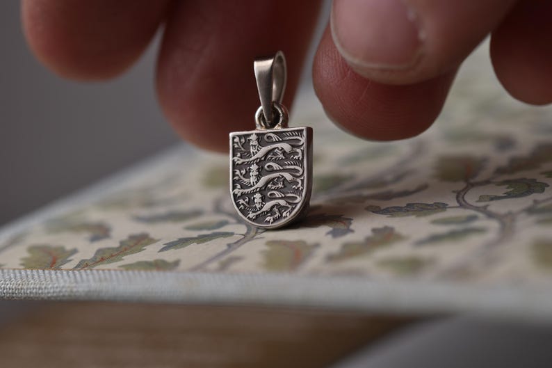 United Kingdom Coat of Arms Necklace. 1 Shilling, 1954-1970 | Handmade from a British Coin | Silver Colour Pendant | English | England image 2