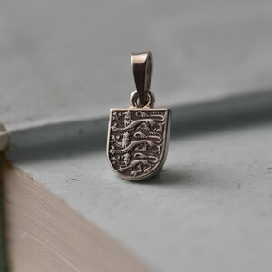 United Kingdom Coat of Arms Necklace. 1 Shilling, 1954-1970 | Handmade from a British Coin | Silver Colour Pendant | English | England image 9
