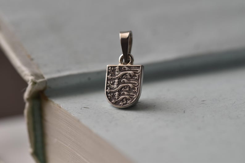 United Kingdom Coat of Arms Necklace. 1 Shilling, 1954-1970 | Handmade from a British Coin | Silver Colour Pendant | English | England image 9