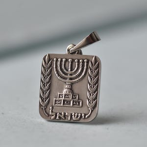 Naszyjnik z herbem Izraela | Pół liry, 1963-1979 | Wykonany ręcznie z izraelską monetą | Menora | Judaika | Hebrajski | Wisiorek w kolorze srebrnym 001