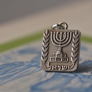 Naszyjnik z herbem Izraela | Wykonany ręcznie z izraelską monetą | Pół liry, 1963-1979 | Menora | Judaika | Kolor srebrny | Przyjazny dla środowiska | 002