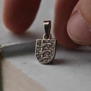 United Kingdom Coat of Arms Necklace. 1 Shilling, 1954-1970 | Handmade from a British Coin | Silver Colour Pendant | English | England image 10