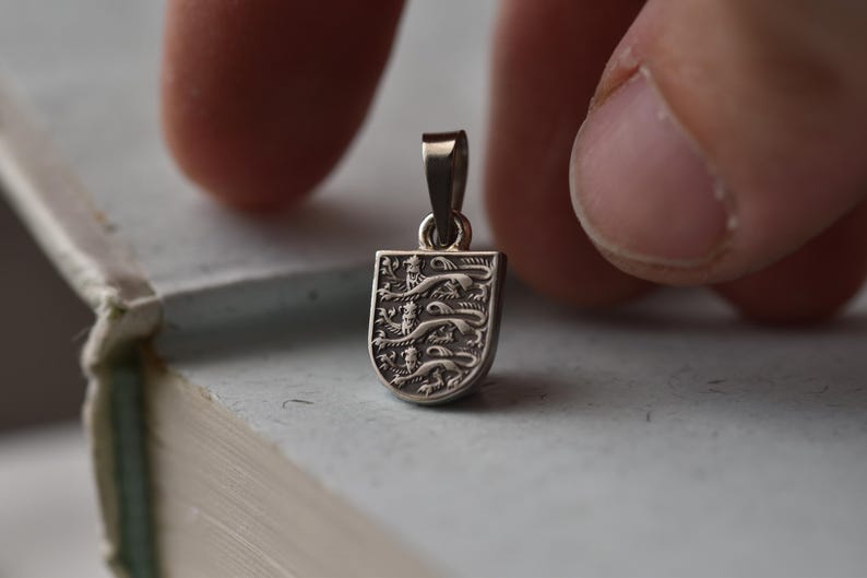 United Kingdom Coat of Arms Necklace. 1 Shilling, 1954-1970 | Handmade from a British Coin | Silver Colour Pendant | English | England image 10