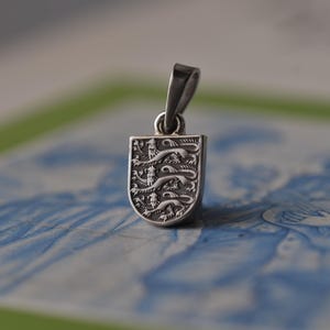 United Kingdom Coat of Arms Necklace. 1 Shilling, 1954-1970 | Handmade from a British Coin | Silver Colour Pendant | English | England image 5