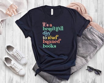Ich bin mit dem verbotenen, verbotenen Bücher-Shirt, verbotenes Bücher-Sweatshirt, Unisex Super weiches Premium Grafik-T-Shirt, Leseshirt. Bibliothekar Shirt
