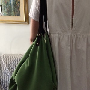 grön handväska, grön väska, mockaaxelväska, damväska, italiensk hantverksmässig hobo, italiensk hoboväska, handgjord handväska, grön hobo bild 10