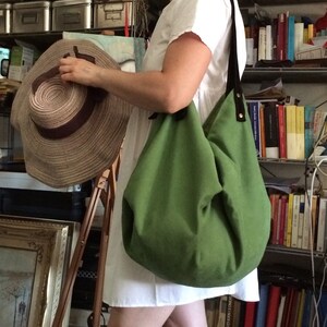 grön handväska, grön väska, mockaaxelväska, damväska, italiensk hantverksmässig hobo, italiensk hoboväska, handgjord handväska, grön hobo bild 9