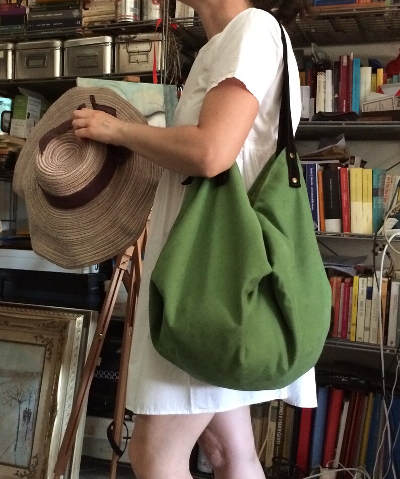 grön handväska, grön väska, mockaaxelväska, damväska, italiensk hantverksmässig hobo, italiensk hoboväska, handgjord handväska, grön hobo bild 9