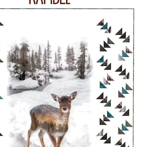 Op de afbeelding: Een quiltpatroon genaamd "Ramble" met een hert in een besneeuwde bos scène. Het patroon is omgeven door een rand van teal, grijs en bruine driehoeken. Het patroon is 54 inch bij 60 inch. Het quiltpatroon is van Bear Hug Quiltworks.